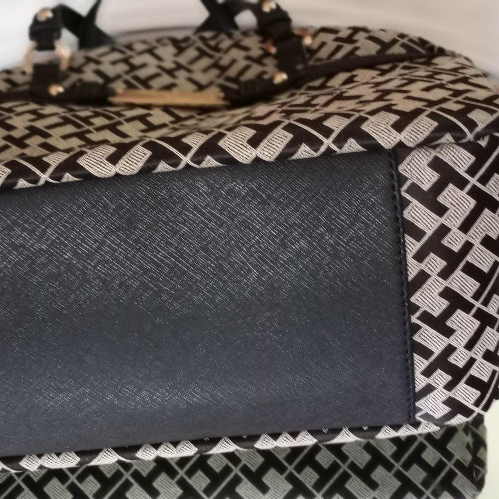 Tommy Hilfiger ladies handbag - Picture 5 of 8